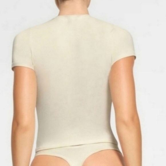 SKIMS COTTON JERSEY T SHIRT TOP Bone Small Short Sleeves SHIRT NWT - Picture 3 of 6